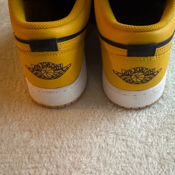 🏀 Jordan 1️⃣ Sneakers 💛 - Picture 8 of 12